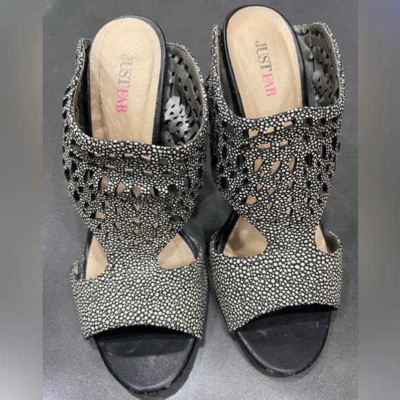 PEBBLE PRINT SLIDE IN HIGH HEELS by JustFab. They measure at Size 9, 10” inside. - Picture 7 of 7